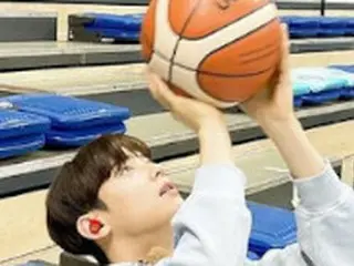 チャ・ウヌ（ASTRO）、SNSで小顔が際立つ写真を公開…“バスケットボールより小さいなんて…”