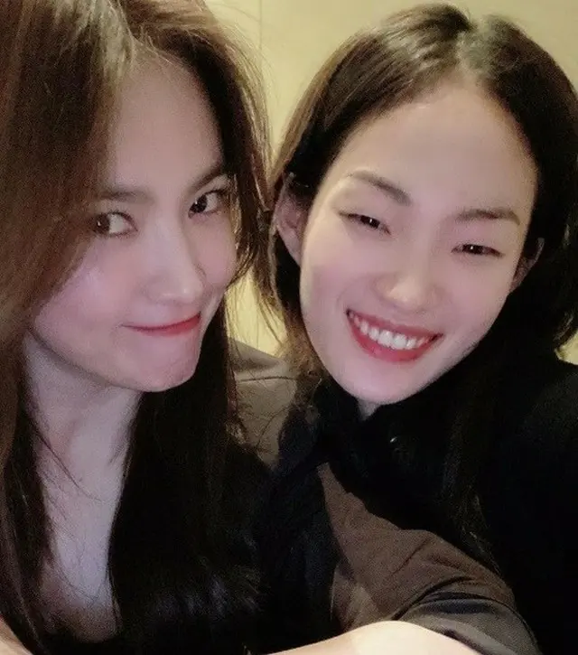 韓国女優ソン・ヘギョとモデルのシン・ヒョンジが、美しすぎる2ショットを公開して話題になっている。（画像提供:OSEN）