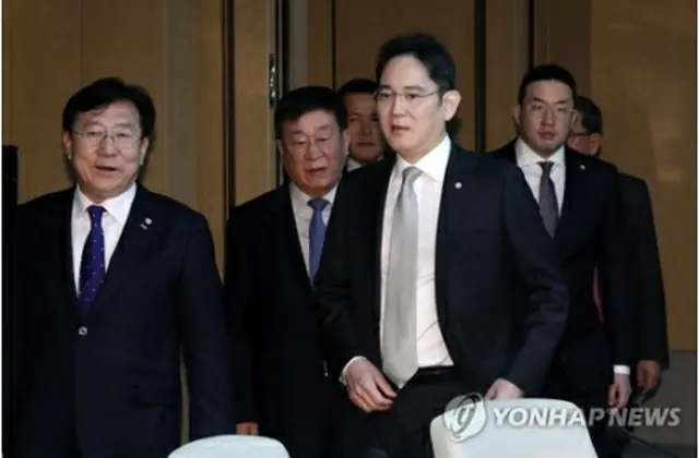 李在鎔サムスン電子副会長（手前右・資料写真）＝（聯合ニュース）