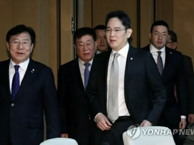 李在鎔サムスン電子副会長（手前右・資料写真）＝（聯合ニュース）