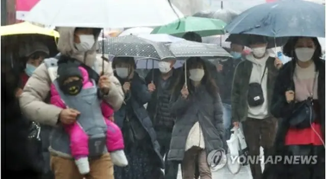 ソウルの繁華街、明洞の様子。観光客や市民のほとんどがマスクをつけている（資料写真）＝（聯合ニュース）