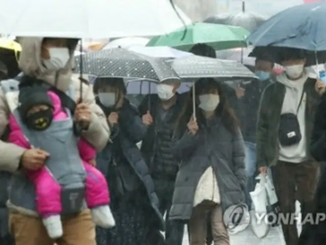ソウルの繁華街、明洞の様子。観光客や市民のほとんどがマスクをつけている（資料写真）＝（聯合ニュース）