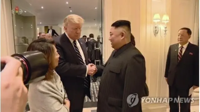 ハノイで握手を交わすトランプ氏（左）と金正恩氏＝（朝鮮中央テレビ）≪転載・転用禁止≫