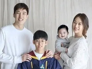 カン・ギョンジュン＆チャン・シニョン夫妻、2人の息子との和やかな家族写真を公開