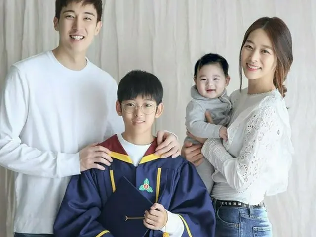 韓国女優チャン・シニョンが、家族写真を公開して話題になっている。（画像提供:OSEN）