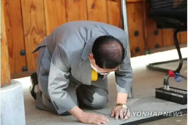 謝罪するイ・マンヒ氏＝２日、加平（聯合ニュース）