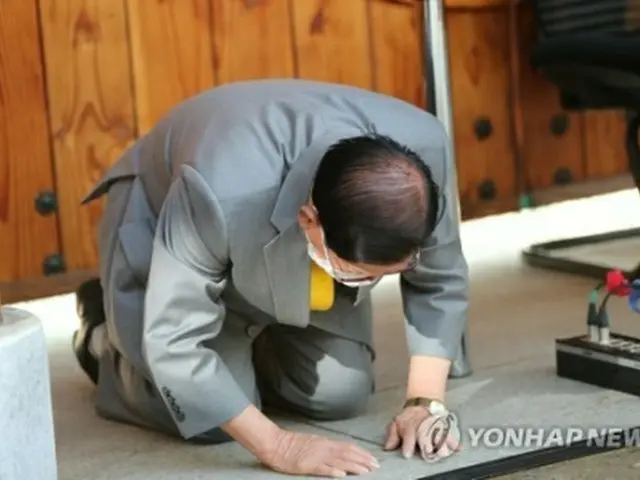 謝罪するイ・マンヒ氏=2日、加平(聯合ニュース)