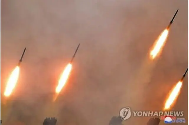朝鮮中央通信は金委員長が長距離砲兵区分隊の火力打撃訓練を視察したと報じた＝（聯合ニュース）≪転載・転用禁止≫