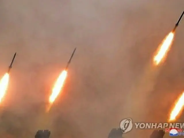 朝鮮中央通信は金委員長が長距離砲兵区分隊の火力打撃訓練を視察したと報じた＝（聯合ニュース）≪転載・転用禁止≫
