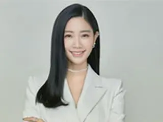 新婚のクララ、インスタにグラビアを公開…シャツを羽織っただけのセクシーさがまぶしい
