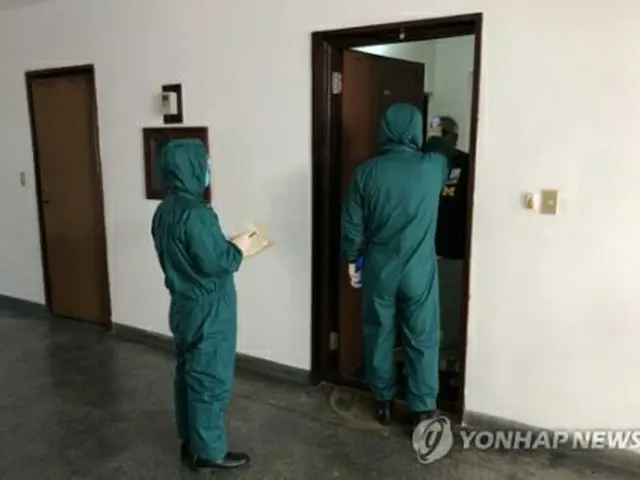外国人の体温検査を行う北朝鮮の防疫要員＝（タス通信＝聯合ニュース）
