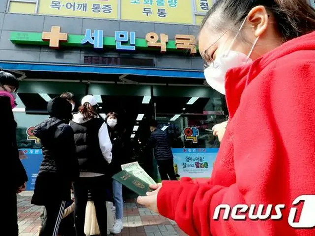 韓国政府が1人2枚購入というマスクに関連する政策を新たに出したが、マスクを購入するために長蛇の列をつくる市民の姿はあちこちで目撃された（提供:news1）