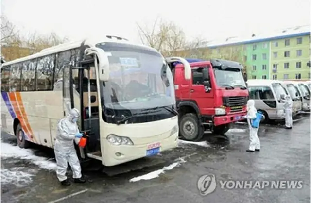 労働新聞は８日、慈江道でバスなどの消毒作業が行われている写真を掲載した＝（聯合ニュース）≪転載・転用禁止≫