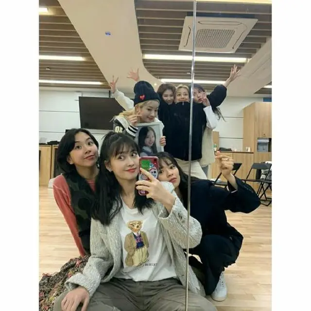 7日、公式Instagramでファンにあいさつをした「TWICE」。（提供:OSEN）
