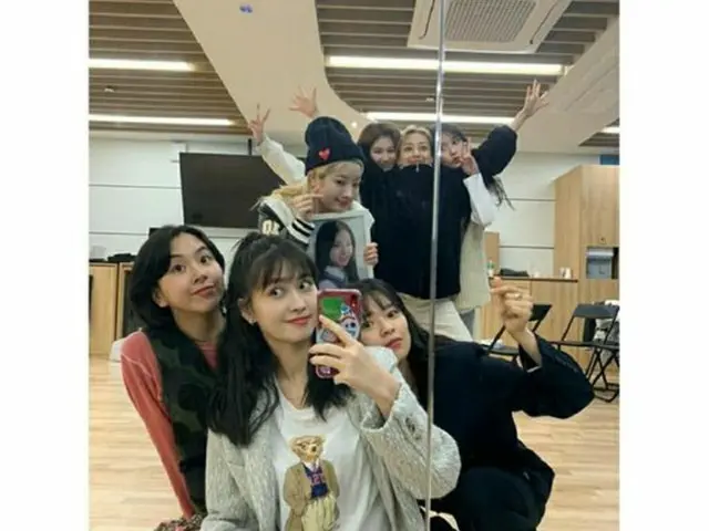 7日、公式Instagramでファンにあいさつをした「TWICE」。（提供:OSEN）