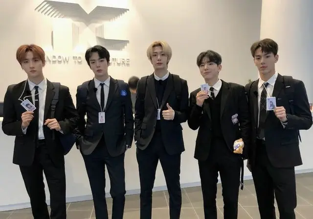 スーツを着て、会社員に変身した「MONSTA X」。（提供:OSEN）