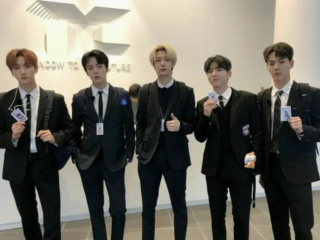 スーツを着て、会社員に変身した「MONSTA X」。（提供:OSEN）