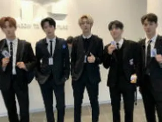 「MONSTA X」、“胸キュンビジュアル”のスーツ姿で「TWOTUCKG」の社員証を公開