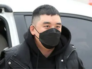 V.I（元BIGBANG）、マスクしたまま静かに入隊＝取材陣の問いかけには答えず