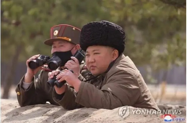 北朝鮮の朝鮮中央通信は１０日、金正恩委員長が９日に朝鮮人民軍の前線長距離砲兵区分隊の火力打撃訓練を指導したと報じた＝（朝鮮中央通信＝聯合ニュース）