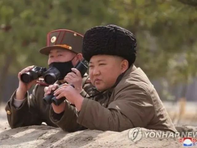 北朝鮮の朝鮮中央通信は１０日、金正恩委員長が９日に朝鮮人民軍の前線長距離砲兵区分隊の火力打撃訓練を指導したと報じた＝（朝鮮中央通信＝聯合ニュース）