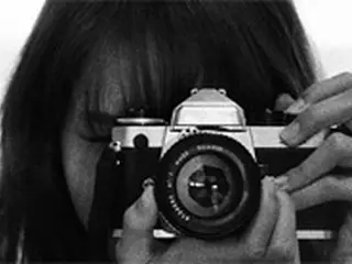 「BLACKPINK」LISAが撮影した限定版フォトブック、誕生日の3月27日に発売＝予約販売開始