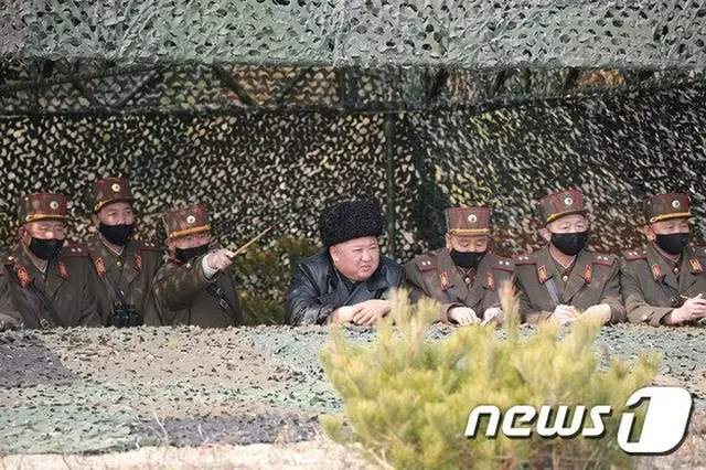 金正恩氏、砲射撃対抗競技を現地指導（提供:news1）