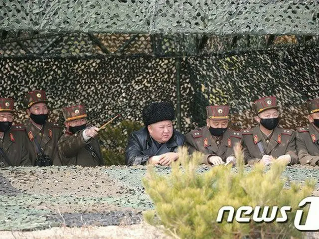 金正恩氏、砲射撃対抗競技を現地指導（提供:news1）