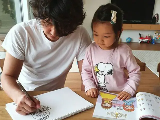 ユン・サンヒョン、インスタに娘とともに絵を描く姿を公開…“僕とそっくり”と子煩悩ぶりを発揮（提供:OSEN）