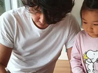 ユン・サンヒョン、インスタに娘とともに絵を描く姿を公開…“僕とそっくり”と子煩悩ぶりを発揮