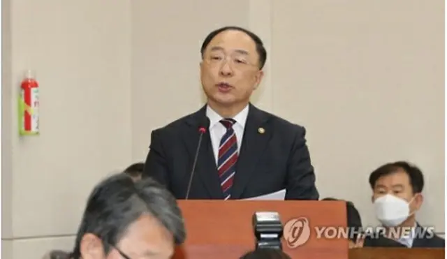 国会企画財政委員会全体会議であいさつする洪楠基氏＝１７日、ソウル（聯合ニュース）