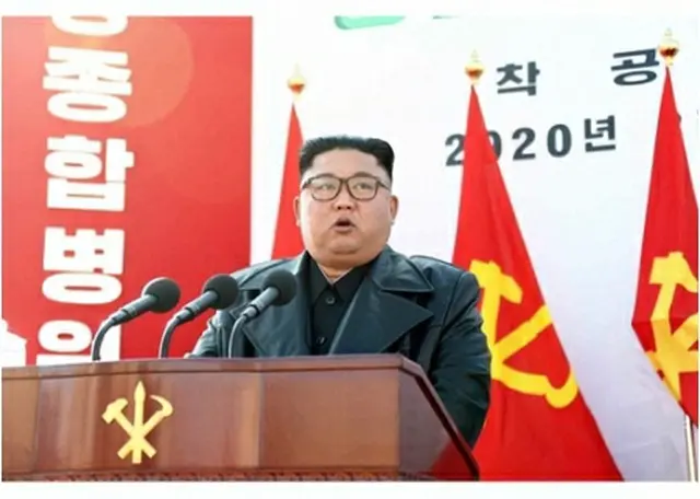 朝鮮労働党機関紙「労働新聞」のホームページに掲載された平壌総合病院の起工式で演説する金委員長の写真＝（聯合ニュース）≪転載・転用禁止≫