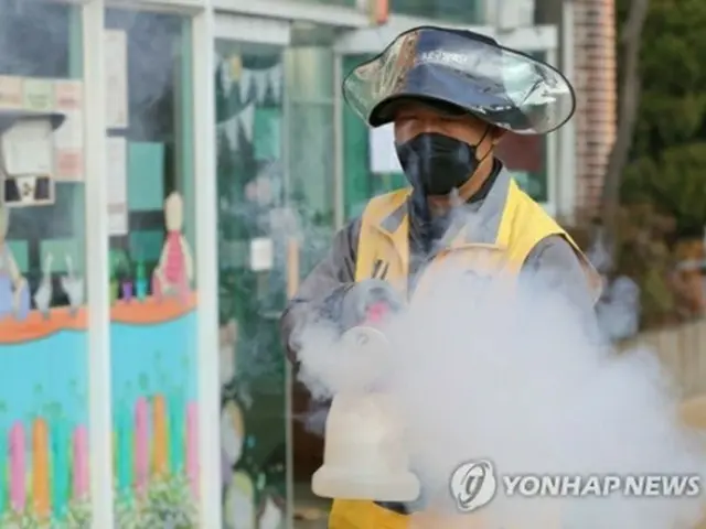 ソウル市内の保育園で関係者が消毒作業を行っている＝18日、ソウル（聯合ニュース）