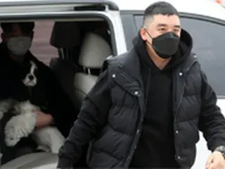V.I（元BIGBANG）の入隊日、車内にいた女性と犬がネット上で話題に