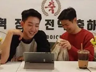 「CNBLUE」のカン・ミンヒョク＆イ・ジョンシン、生配信で除隊後緊張のコメント「カメラの前はぎこちない」