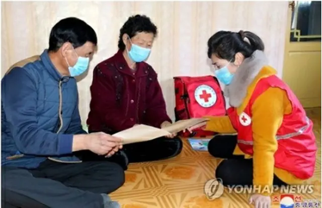 北朝鮮の宣伝サイト「朝鮮の今日」によると、朝鮮赤十字会のボランティアが医療関係者と協力しながら、一般家庭を訪問して新型コロナウイルス感染の予防策を説明している（同サイトから）＝（聯合ニュース）≪転載・転用禁止≫