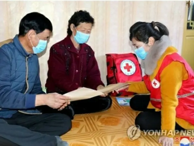 北朝鮮の宣伝サイト「朝鮮の今日」によると、朝鮮赤十字会のボランティアが医療関係者と協力しながら、一般家庭を訪問して新型コロナウイルス感染の予防策を説明している（同サイトから）＝（聯合ニュース）≪転載・転用禁止≫
