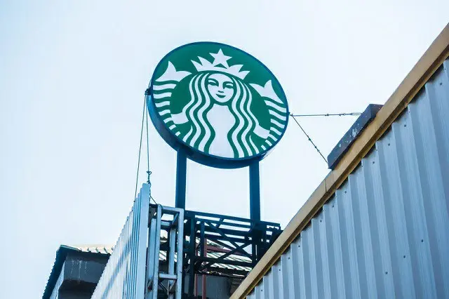 スターバックスは、新型コロナウイルスの感染拡大を防ぐために、アメリカとカナダのすべての店舗を2週間閉鎖し、ドライブスルーだけに制限して営業をする方針だ（画像提供:wowkorea.jp）