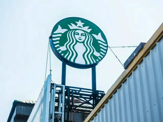 スターバックスは、新型コロナウイルスの感染拡大を防ぐために、アメリカとカナダのすべての店舗を2週間閉鎖し、ドライブスルーだけに制限して営業をする方針だ（画像提供:wowkorea.jp）