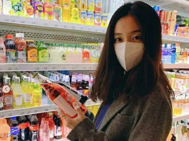 女優ペク・ジニ、マスクを突き抜けて溢れる美貌（提供:OSEN）