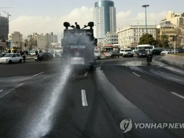 3月1日、テヘラン市内で行われた道路の消毒作業＝（AP＝聯合ニュース）