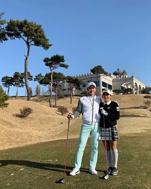 韓国俳優イ・ワンと妻でプロゴルファーのイ・ボミの幸せなデートの様子が公開されて話題になっている。（画像提供:OSEN）