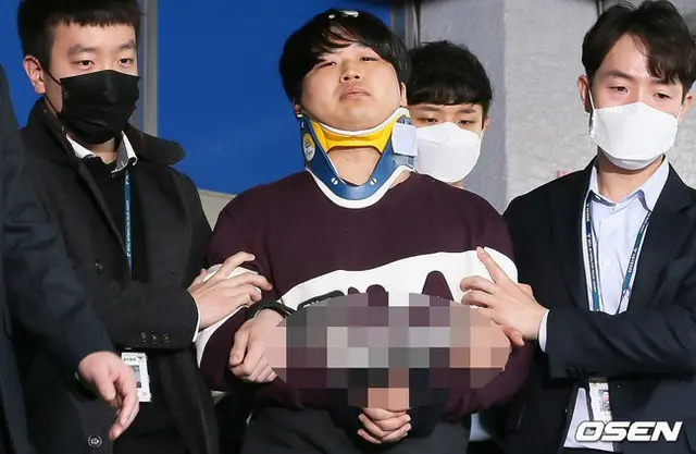芸能人らも重い処罰求める“Telegramのn番部屋”事件の加害者、自殺未遂と報道… 首コルセットで姿みせる（画像:OSEN）
