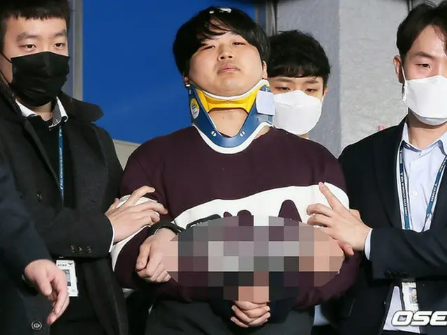 芸能人らも重い処罰求める“Telegramのn番部屋”事件の加害者、自殺未遂と報道… 首コルセットで姿みせる（画像:OSEN）