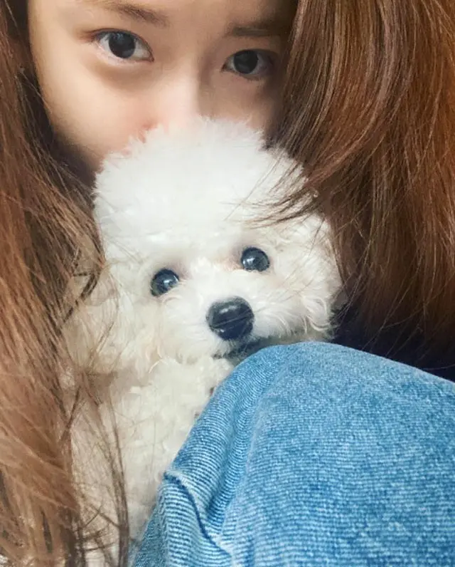 ユナ（少女時代）、SNSに愛犬とのツーショットを公開…“化粧気がなくても美しさがダダ漏れ”（提供:OSEN）