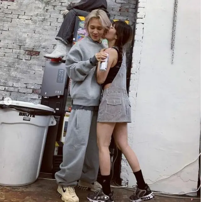 ヒョナ＆DAWN、デート中の”チュー写真”にファンの視線集中（画像:OSEN）