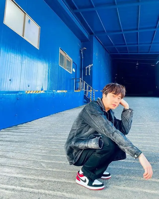 俳優チョン・イルが、さわやかさあふれる近況写真を公開して話題になっている。（画像提供:OSEN）
