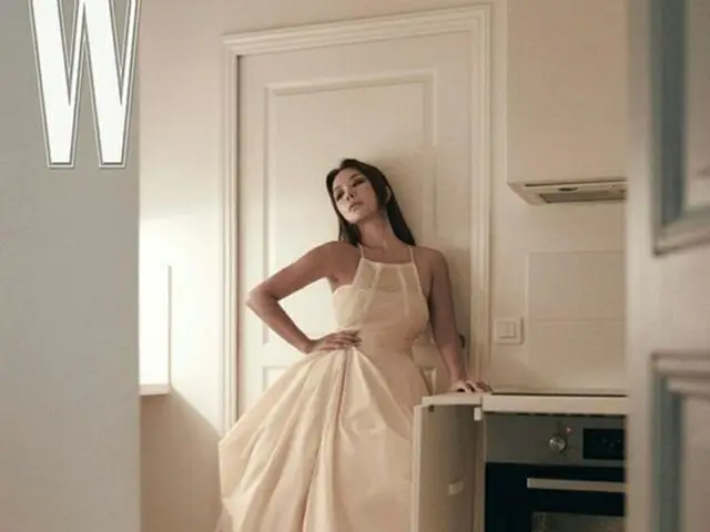 女優オム・ジョンファ、純白のドレス写真公開…イ・ソラ「夫はどこ？」（提供:News1）