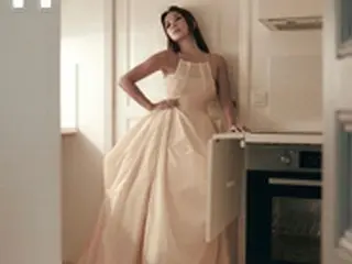 女優オム・ジョンファ、純白のドレス写真公開…イ・ソラ「夫はどこ？」