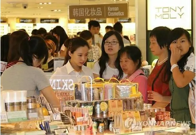 韓国化粧品の売り場を訪れた中国人観光客（資料写真）＝（聯合ニュース）